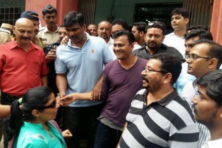 मनसे नगरसेवक संदीप देशपांडे यांना शनिवारी रात्री अटक करण्यात आली होती. 