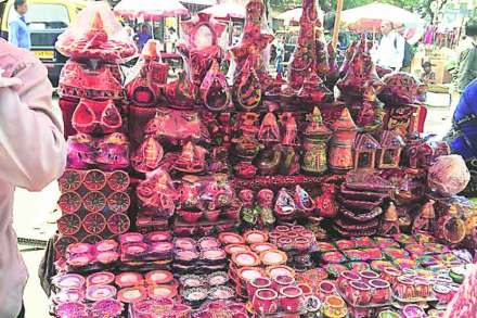 या दिव्यांना रंगांबरोबरच टिकल्यांच्या कलाकामाने सजविण्यात आले आहे.  या दिव्यांना रंगांबरोबरच टिकल्यांच्या कलाकामाने सजविण्यात आले आहे.