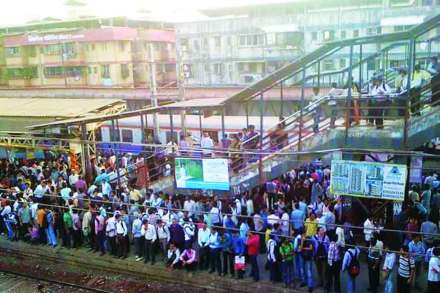 मुंबईबाहेरील गर्दीचा रेल्वेवर ताण