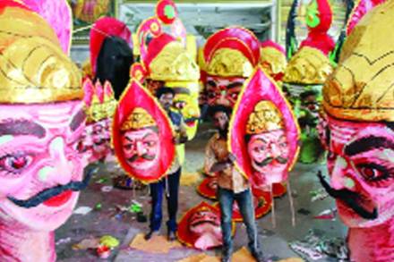 कागद व बांबूच्या कलाविष्कारातून साकारतो रावणाचा पुतळा!