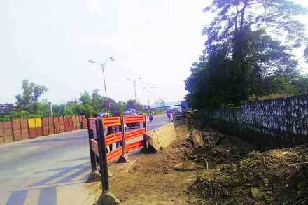 महानगर गॅस लिमिटेडच्या माध्यमातून महापे दर्गा येथे सुरू असलेले खोदकाम, तर अडगळीत टाकण्यात आलेला लाखो रुपयांचा एनएनएमटीचा बस थांबा.