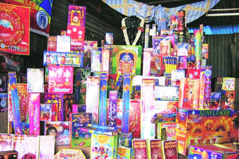 यंदा रस्त्यालगत फटाक्यांच्या दुकानास मनाई यंदा रस्त्यालगत फटाक्यांच्या दुकानास मनाई