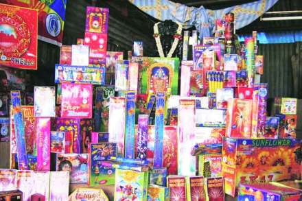यंदा रस्त्यालगत फटाक्यांच्या दुकानास मनाई यंदा रस्त्यालगत फटाक्यांच्या दुकानास मनाई