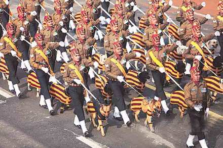 गेल्या वर्षी प्रजासत्ताक दिनाच्या कार्यक्रमात सैन्याच्या श्वानपथकानेही मानवंदना दिली.