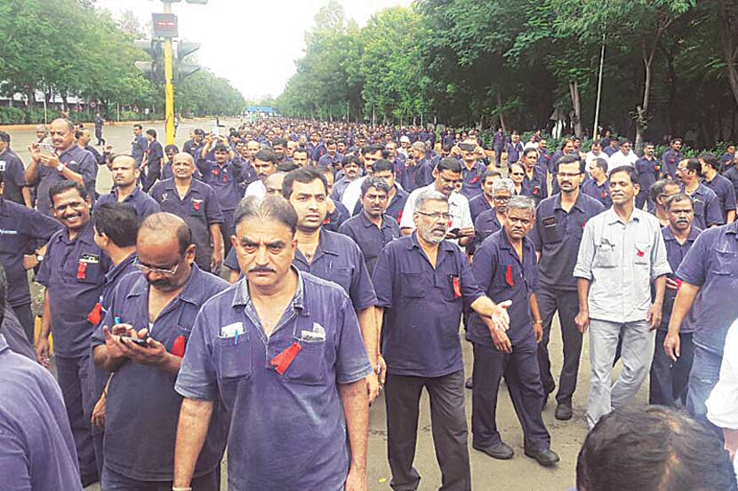 टाटा मोटर्समध्ये कामगार आणि व्यवस्थापन यांच्यात संघर्ष सुरू आहे.