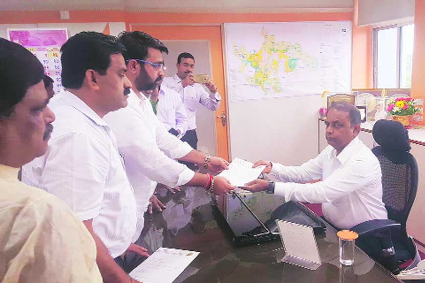 आमदार महेश लांडगे यांनी त्यांचा नगरसेवकपदाचा राजीनामा गुरुवारी आयुक्तांकडे सादर केला.