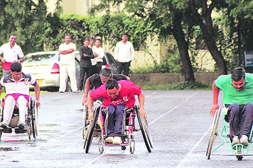  पॅराप्लेजिक रिहॅबिलिटेशन सेंटरच्या वतीने (पीआरसी) ‘रेझिंग डे’ निमित्त जवानांसाठी व्हीलचेअर शर्यतीचे आयोजन करण्यात आले होते.