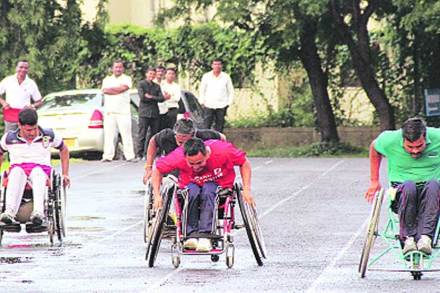 पॅराप्लेजिक रिहॅबिलिटेशन सेंटरच्या वतीने (पीआरसी) ‘रेझिंग डे’ निमित्त जवानांसाठी व्हीलचेअर शर्यतीचे आयोजन करण्यात आले होते.  पॅराप्लेजिक रिहॅबिलिटेशन सेंटरच्या वतीने (पीआरसी) ‘रेझिंग डे’ निमित्त जवानांसाठी व्हीलचेअर शर्यतीचे आयोजन करण्यात आले होते.