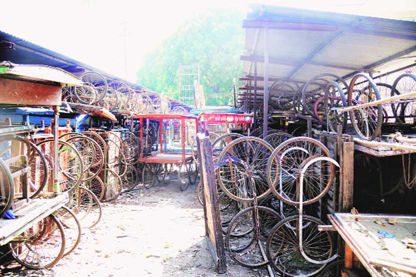 कसबा पेठेतील जन्म-मृत्यू कार्यालयाजवळ जप्त झालेल्या हातगाडय़ा आणि अन्य साहित्य रचून ठेवण्यात आले आहे. 