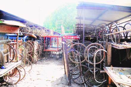 कसबा पेठेतील जन्म-मृत्यू कार्यालयाजवळ जप्त झालेल्या हातगाडय़ा आणि अन्य साहित्य रचून ठेवण्यात आले आहे. 