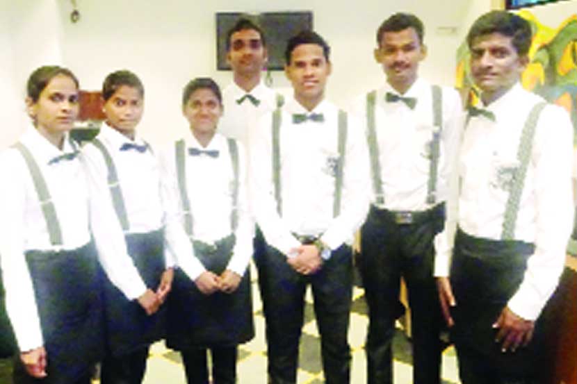 विशेष विद्यार्थ्यांना खासगी कंपन्यांचा आधार विशेष विद्यार्थ्यांना खासगी कंपन्यांचा आधार