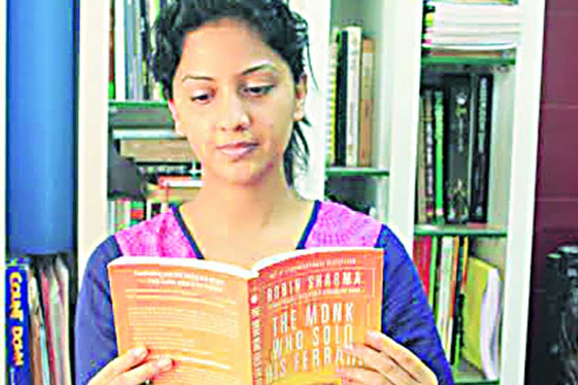 नामवंतांचे बुकशेल्फ : पुस्तकांनी समृद्ध झाले..