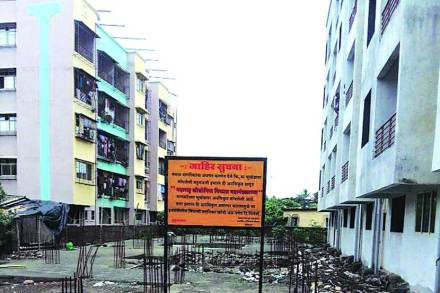 डोंबिवली एमआयडीसीतील राखीव भूखंडांवरील अनधिकृत इमारत.