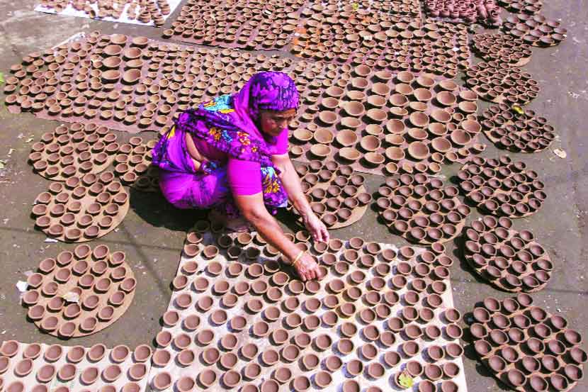 मातीच्या पणतीचा स्वदेशी बाणा कायम मातीच्या पणतीचा स्वदेशी बाणा कायम