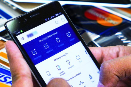 कॅशलेस व्यवहार सुरळीत होण्यासाठी, त्यांचे प्रमाण वाढण्यासाठी तीन महत्त्वाच्या गोष्टींची गरज अभय टिळक नमूद करतात.