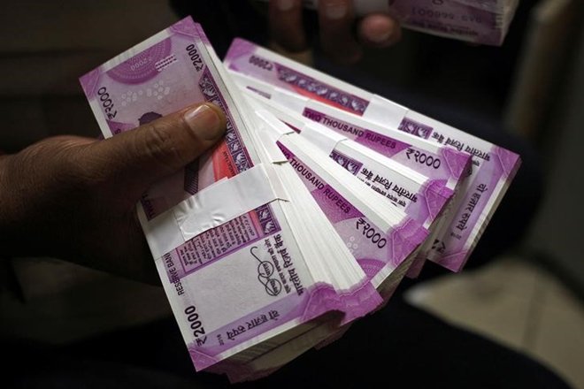 दोन हजारची नवी नोट बाजारातून रद्द होईल असे भाकीत एस गुरुमूर्ती यांनी वर्तवले आहे. 