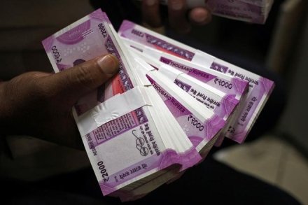 दोन हजारची नवी नोट बाजारातून रद्द होईल असे भाकीत एस गुरुमूर्ती यांनी वर्तवले आहे. 