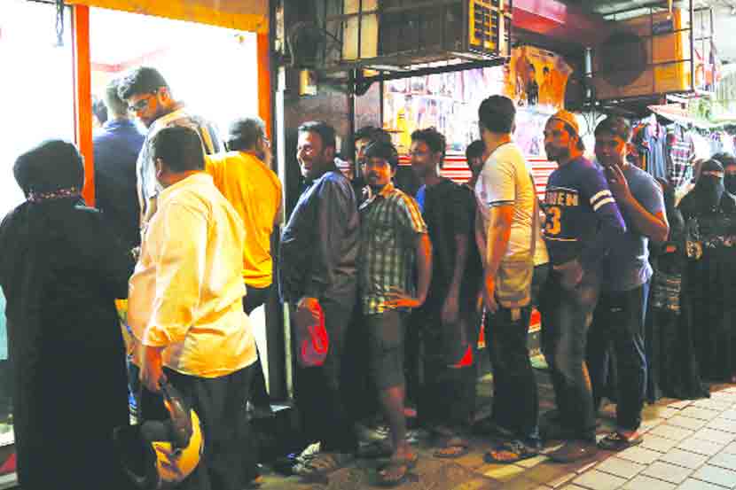 ATMs not equipped to dispense new notes, 500 and Rs 2000 notes , demonetisation move, ATM machines, Prime Minister Narendra Modi , Loksatta, Loksatta news, Marathi, Marathi news