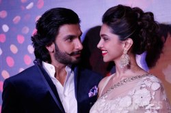 किस करताना दिसले रणवीर-दीपिका