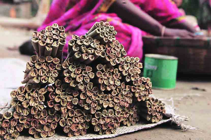 विडी कामगारांची नोटाबंदीमुळे उपासमार विडी कामगारांची नोटाबंदीमुळे उपासमार