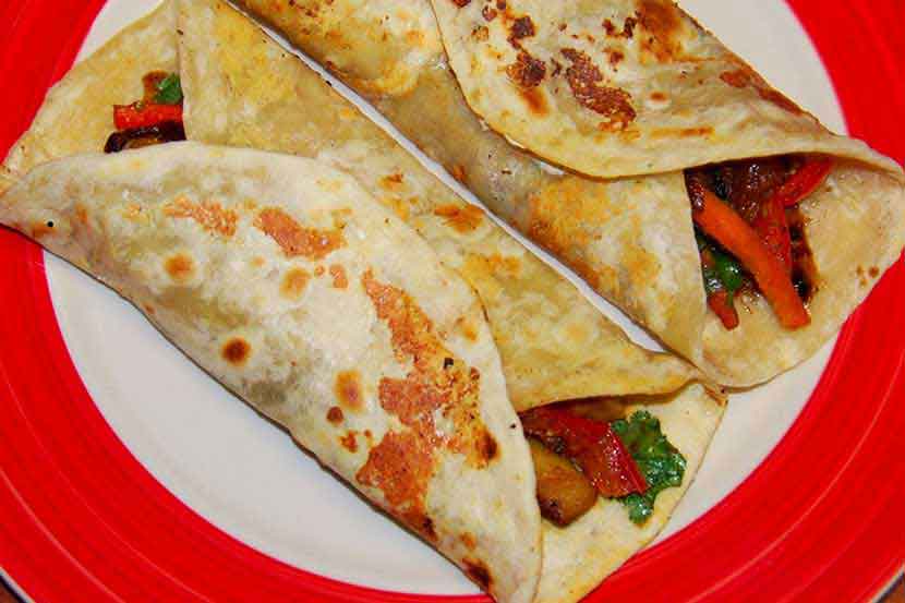 how to make veg frankie, व्हेज फ्रँकी, व्हेज फ्रँकी कशी बनवायची