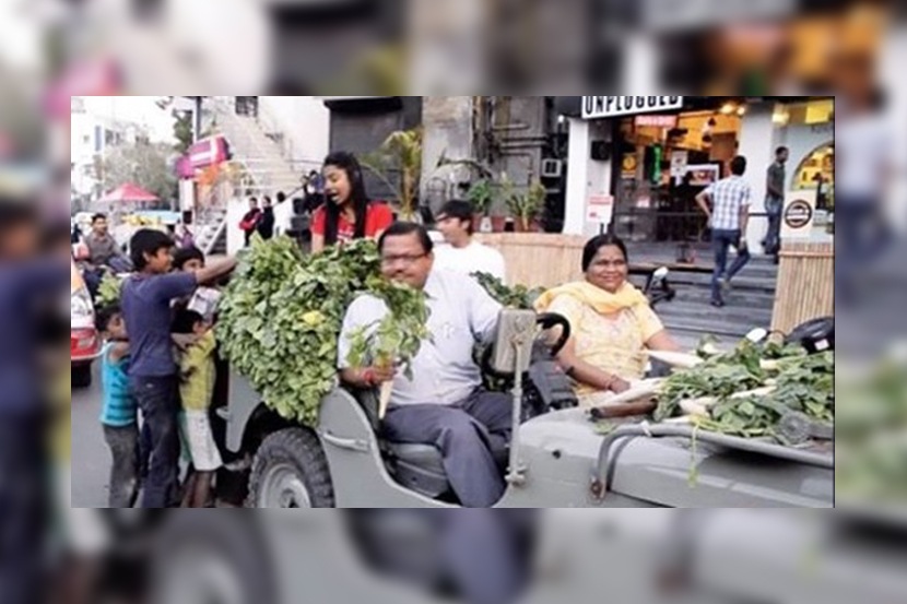 ५४ वर्षांचे शहा आपली पत्नी आणि दोन मुलांच्या मदतीने हजारो टन भाजी गरीबांना वाटतात