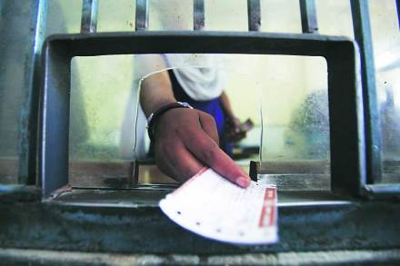 रेल्वे तिकीट दरवाढ – एक भिजत पडलेलं घोंगडं!