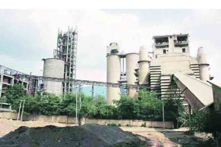 लॉयड स्टीलचे उपाध्यक्ष जसपालसिंग ढिल्लन, हेमलता मिनरल्सचे मल्लिकार्जुन रेड्डी व सूरजागडचे पोलीस पाटील राजू सडमेक या तिघांची नक्षलवाद्यांनी १४ जून २०१३ मध्ये निर्घृण हत्या केली होती. या हत्याकांडानंतर लॉयड मेटल्सने सूरजागड खाण सुरू करण्याचे प्रयत्न बंद केले होते, मात्र राज्यात भाजप-शिवसेना युती सरकार आल्यावर पुन्हा प्रयत्न सुरू झाले. 