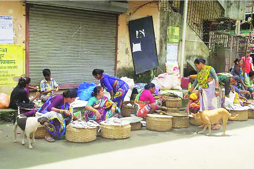 चलनतुटवडय़ामुळे मच्छी बाजारांमध्ये गिऱ्हाईक फिरकत नसल्याचे चित्र वसई-विरारमध्ये दिसून येत आहे.