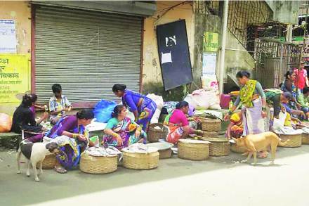 चलनतुटवडय़ामुळे मच्छी बाजारांमध्ये गिऱ्हाईक फिरकत नसल्याचे चित्र वसई-विरारमध्ये दिसून येत आहे.
