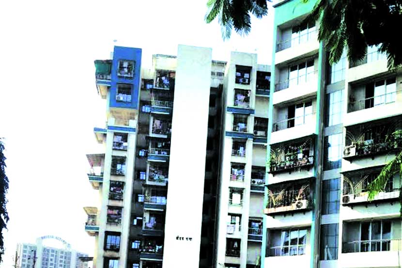 कल्याण पश्चिमेत रेल्वे स्थानकाशेजारी पालिकेच्या मालकीच्या वाचनालयाच्या आरक्षित भूखंडावर उभारलेली दोन गृहसंकुले. 