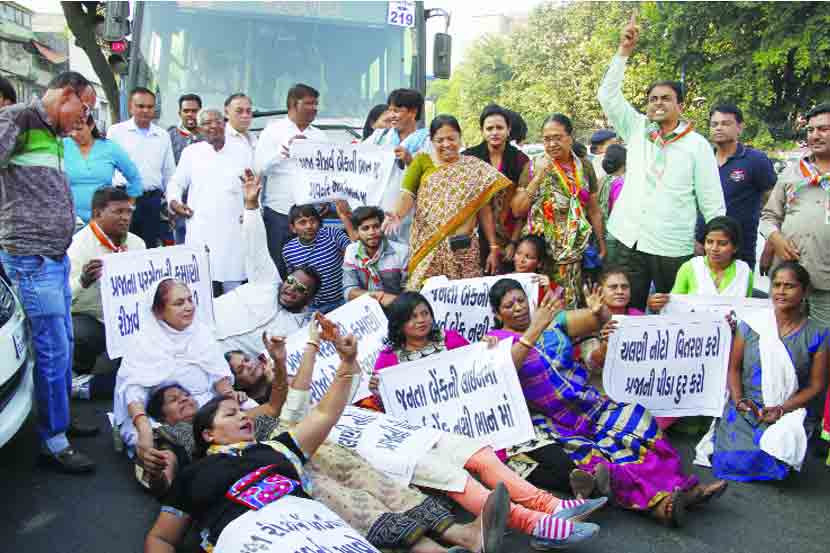 सामान्यांचे हाल करणाऱ्या नोटाबंदीचा काँग्रेस कार्यकर्त्यांनी सोमवारी केलेला हा निषेध पंतप्रधान मोदी यांच्या गुजरामधील अहमदाबादेतला.