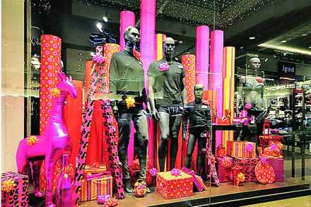 वेगळय़ा वाटा : कपडय़ांच्या पलीकडले वेगळय़ा वाटा : कपडय़ांच्या पलीकडले