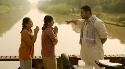 'दंगल' सिनेमातील 'हानिकारक बापू' हे गाणे प्रदर्शित झाले. 