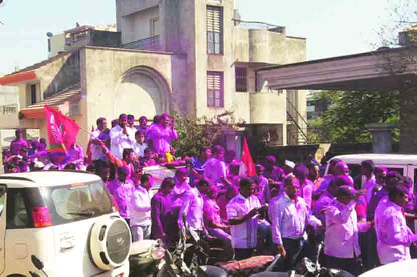 इस्लामपूरमधील विजयानंतर विकास आघाडीचे नगराध्यक्ष निशिकांत पाटील यांची मिरवणूक काढण्यात आली. 