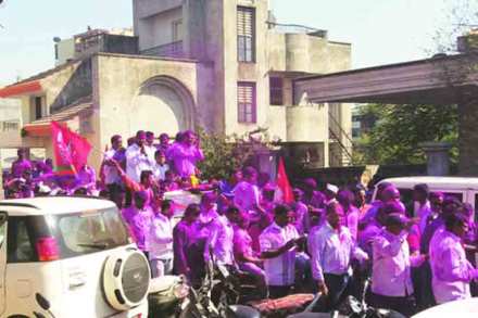 इस्लामपूरमधील विजयानंतर विकास आघाडीचे नगराध्यक्ष निशिकांत पाटील यांची मिरवणूक काढण्यात आली. 