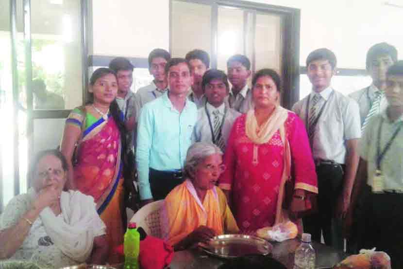 कॉलेजच्या कट्टय़ावर : तरुणांची ‘सेवाभावी’ दिवाळी कॉलेजच्या कट्टय़ावर : तरुणांची ‘सेवाभावी’ दिवाळी