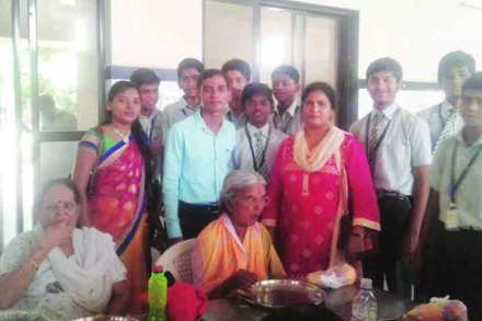 कॉलेजच्या कट्टय़ावर : तरुणांची ‘सेवाभावी’ दिवाळी कॉलेजच्या कट्टय़ावर : तरुणांची ‘सेवाभावी’ दिवाळी