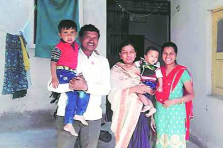 पत्नी व मुलांसोबत शेतकरी प्रल्हाद इंगोले
