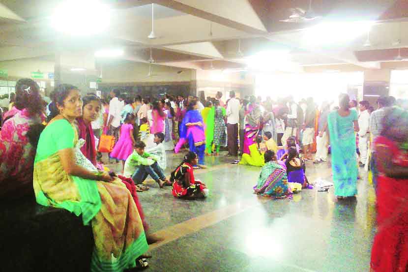ऐरोली, नेरुळमध्ये रुग्णांची रांगेत घुसमट