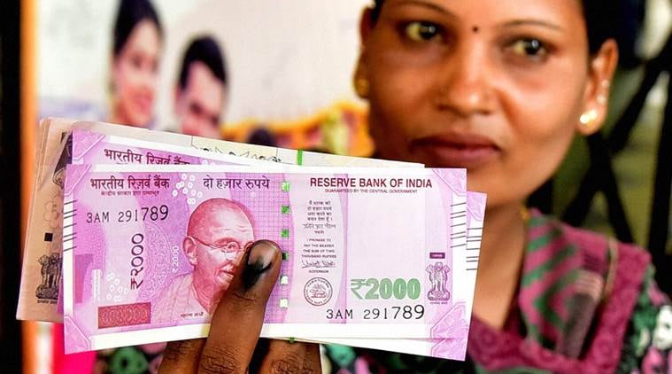 नोटा बदलण्यासाठी होणा-या गर्दीवर नियंत्रण मिळवण्यासाठी सरकारने शाई लावण्याचा निर्णय घेतला होता. 