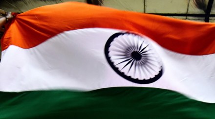 चित्रपट सुरु होण्यापूर्वी चित्रपटगृहात तिरंग्यासह राष्ट्रगीत लावण्याचे सुप्रीम कोर्टाचे आदेश