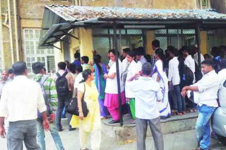 केईएम रुग्णालयात नोटा बदली करण्यासाठी उभारण्यात आलेल्या कक्षात रुग्णालय कर्मचाऱ्यांचीच गर्दी आहे. 