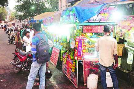 खाऊगल्ल्यांनी रस्ते ‘गिळले’ खाऊगल्ल्यांनी रस्ते ‘गिळले’