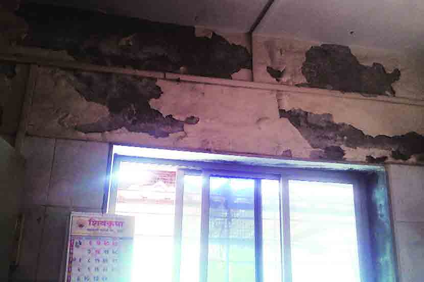 निब्बाण टेकडीवरील पालिका ग्रंथालयाची इमारतीची अवघ्या पाच वर्षांत दुरवस्था झाली आहे. 