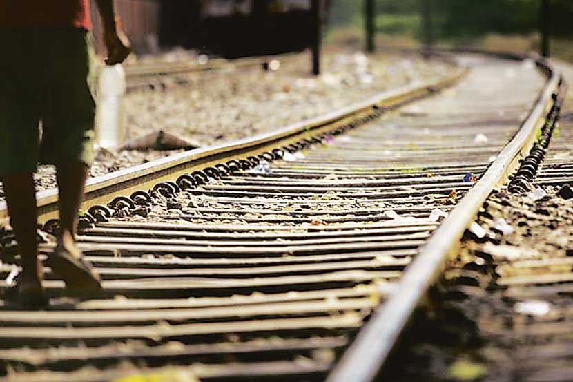 सांडपाण्यामुळे रुळांना धोका! सांडपाण्यामुळे रुळांना धोका!