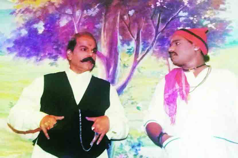 ‘संगीत संशयकल्लोळ’ नाटकात ‘फाल्गुनराव’ (डावीकडचे)