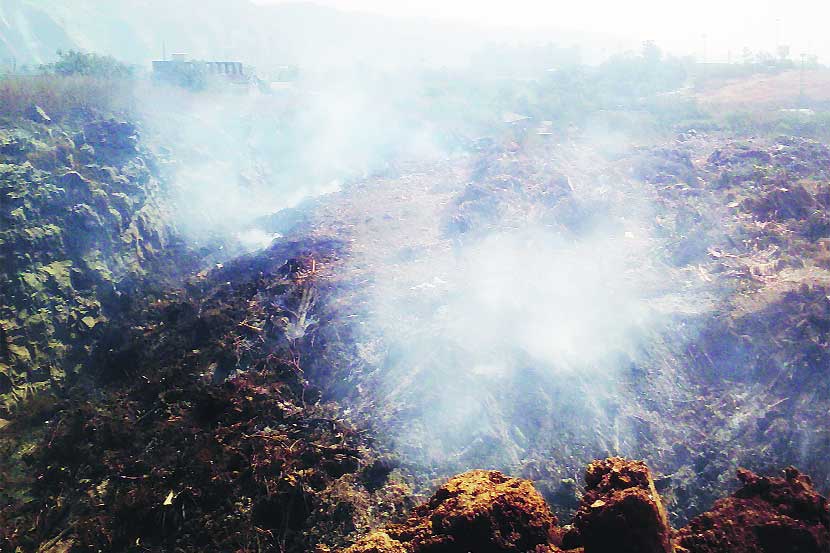तुर्भे कचराभूमीवर वारंवार कचऱ्याला आग लागते आणि परिसरात धूर पसरतो.
