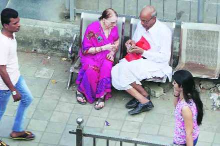 ज्या वयात निवृत्तीनंतर येणाऱ्या पेन्शनच्या पैशातून आयुष्याची संध्याकाळ निवांतपणे घालवायची असते, त्या वयात ज्येष्ठ नागरिकांना गाठीशी सांभाळून ठेवलेल्या नोटा बदलण्यासाठी तिष्ठत राहावे लागत आहे. (छायाचित्र : प्रशांन नाडकर)