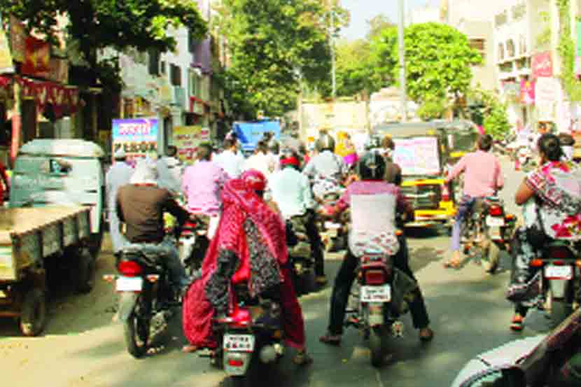 ‘व्हीआयपीं’च्या प्रभागात वाहनतळांची समस्या!